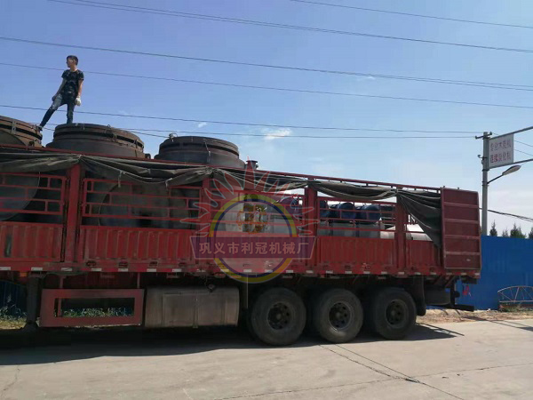 广西客户订购的木炭机设备发货现场